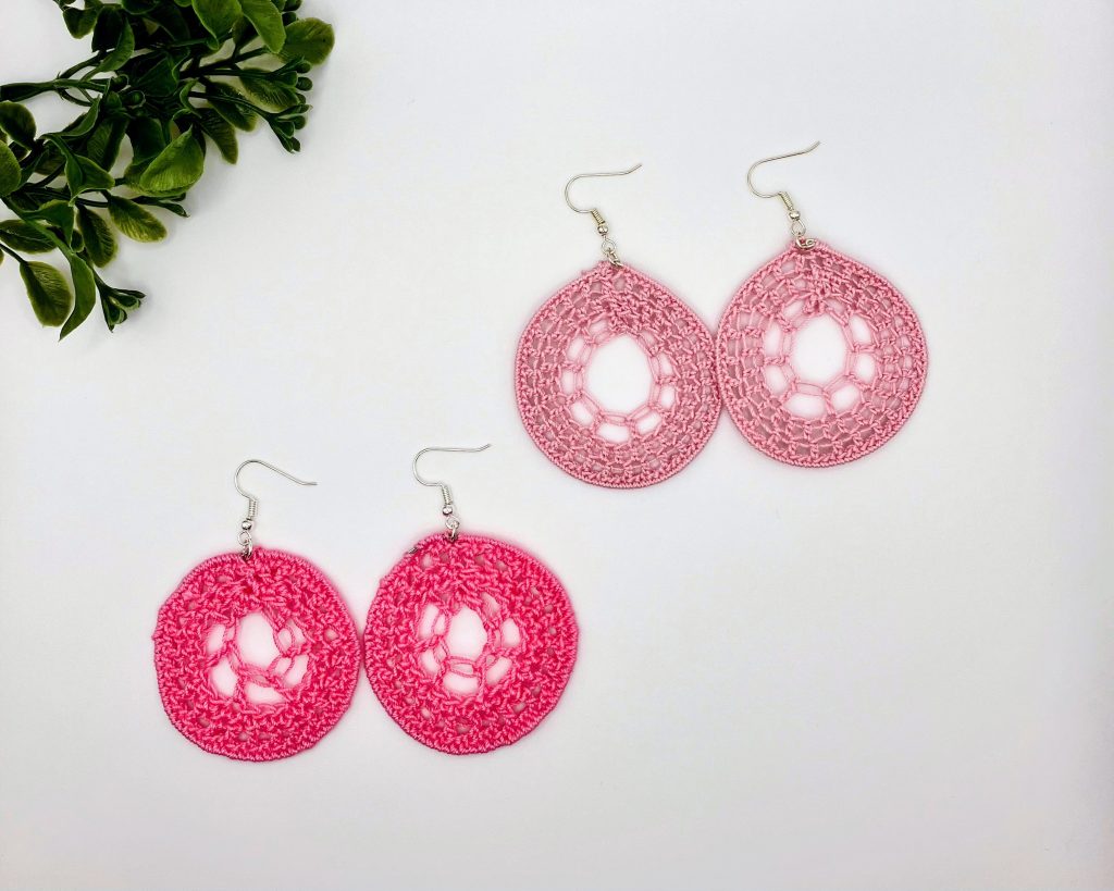 Crochet dream catcher earrings, on the left dark pink, and on the right light pink