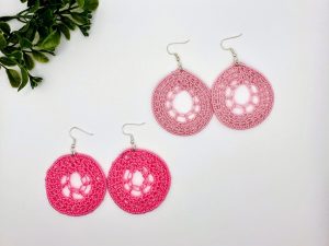 Crochet dream catcher earrings, on the left dark pink, and on the right light pink