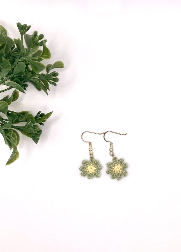 Crochet green mini flower earring